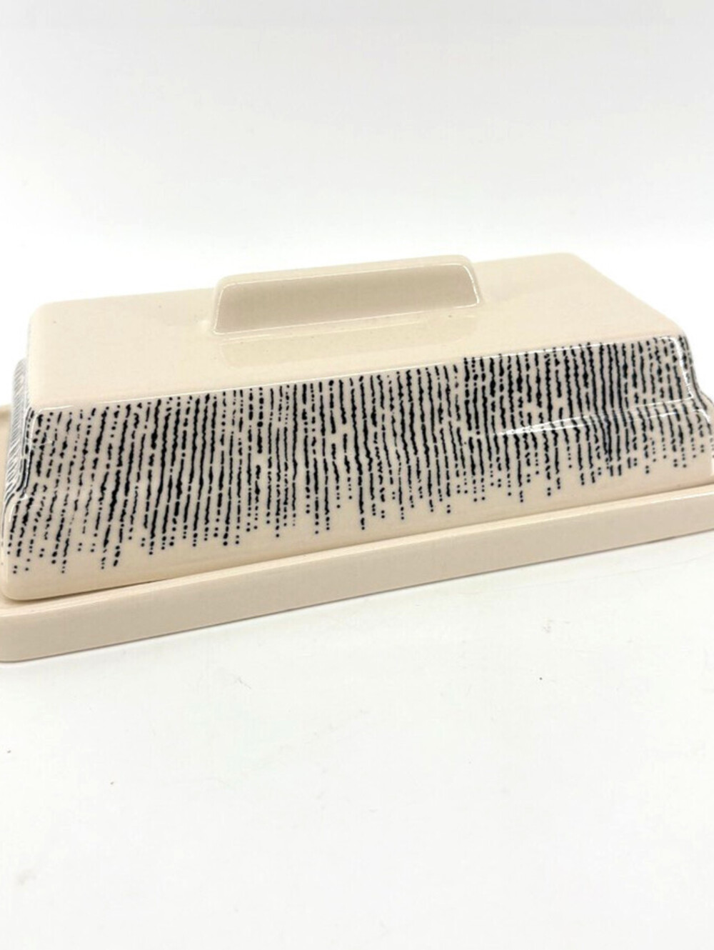 Thyme & Table 'Riley' Ceramic Covered Butter Dish 2.25" x 4" x 7.5" Ivory